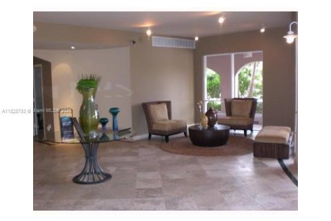 Condo in Miami, Florida, 1 bedroom  № 1814697 - photo 3