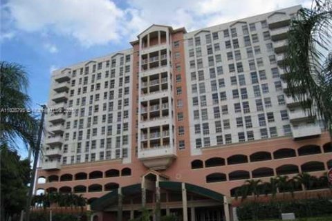 Condo in Miami, Florida, 1 bedroom  № 1814697 - photo 1