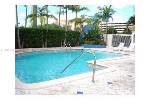 Condo in Miami, Florida, 1 bedroom  № 1814697 - photo 13