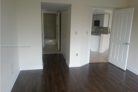 Condo in Miami, Florida, 1 bedroom  № 1814697 - photo 4