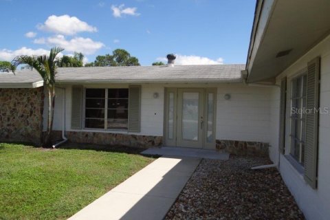 Casa en alquiler en Port Charlotte, Florida, 3 dormitorios, 143.72 m2 № 1677384 - foto 1