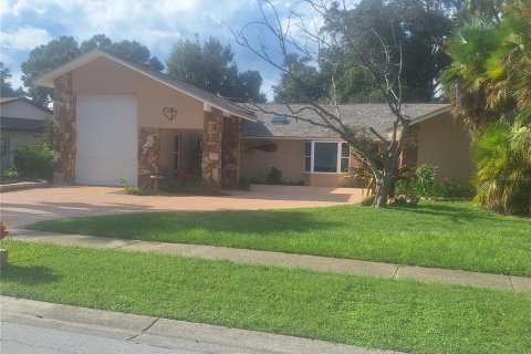 House in Largo, Florida 3 bedrooms, 161.28 sq.m. № 1900102 - photo 1