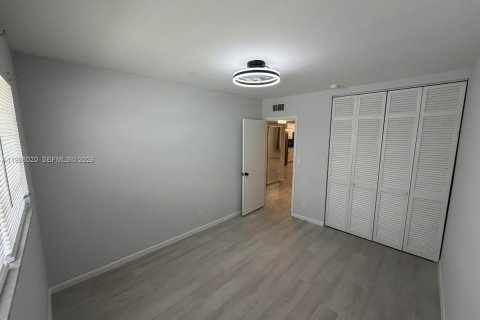 Снять в аренду кондоминиум в Пемброк-Пайнс, Флорида 2 спальни, 80.82м2, № 2065251 - фото 9