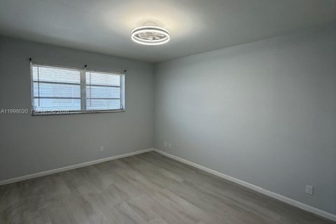 Снять в аренду кондоминиум в Пемброк-Пайнс, Флорида 2 спальни, 80.82м2, № 2065251 - фото 10