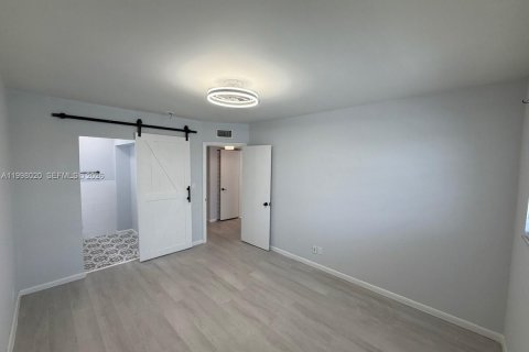 Снять в аренду кондоминиум в Пемброк-Пайнс, Флорида 2 спальни, 80.82м2, № 2065251 - фото 11