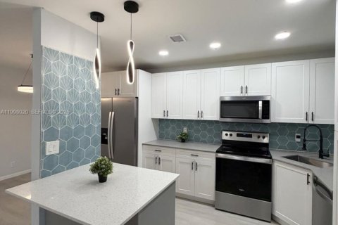 Кондоминиум с 2 спальнями в Пемброк-Пайнс, Флорида № 2065251