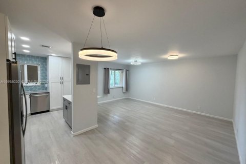 Снять в аренду кондоминиум в Пемброк-Пайнс, Флорида 2 спальни, 80.82м2, № 2065251 - фото 6