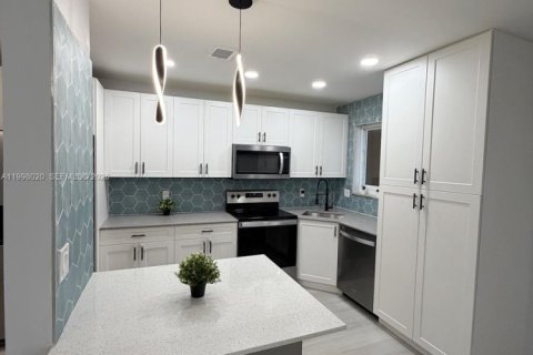 Снять в аренду кондоминиум в Пемброк-Пайнс, Флорида 2 спальни, 80.82м2, № 2065251 - фото 3