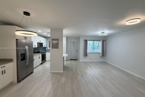 Снять в аренду кондоминиум в Пемброк-Пайнс, Флорида 2 спальни, 80.82м2, № 2065251 - фото 5