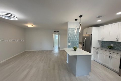 Снять в аренду кондоминиум в Пемброк-Пайнс, Флорида 2 спальни, 80.82м2, № 2065251 - фото 2