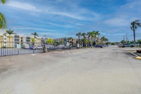 Купить кондоминиум в Окленд-Парк, Флорида 2 спальни, 78.97м2, № 2038050 - фото 26