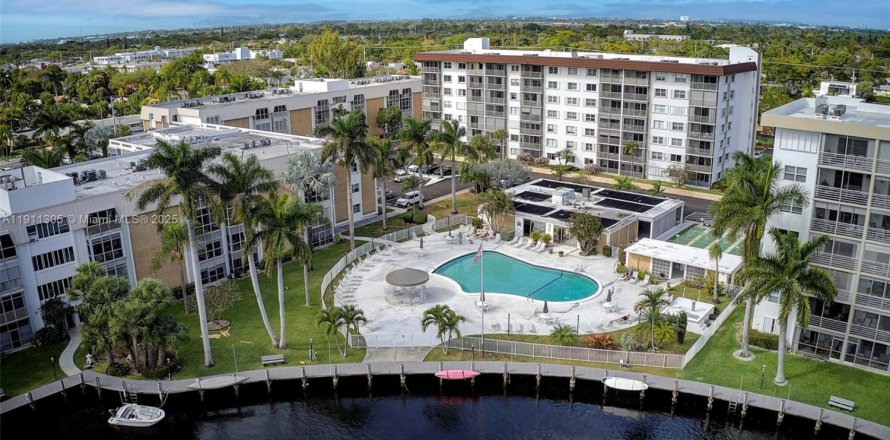 Кондоминиум с 2 спальнями в Окленд-Парк, Флорида № 2038050