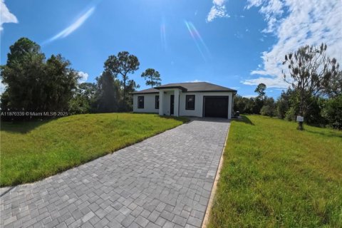 House in Lehigh Acres, Florida 3 bedrooms № 1920309 - photo 4