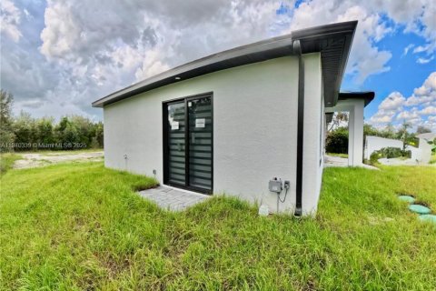 House in Lehigh Acres, Florida 3 bedrooms № 1920309 - photo 5