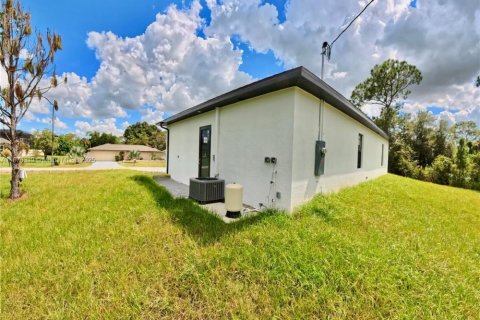 House in Lehigh Acres, Florida 3 bedrooms № 1920309 - photo 9