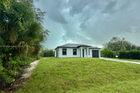 House in Lehigh Acres, Florida 3 bedrooms № 1920309 - photo 2