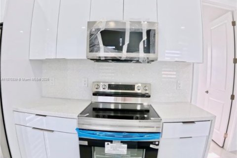 House in Lehigh Acres, Florida 3 bedrooms № 1920309 - photo 18