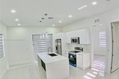 House in Lehigh Acres, Florida 3 bedrooms № 1920309 - photo 10