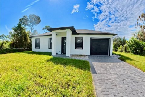 House in Lehigh Acres, Florida 3 bedrooms № 1920309 - photo 3