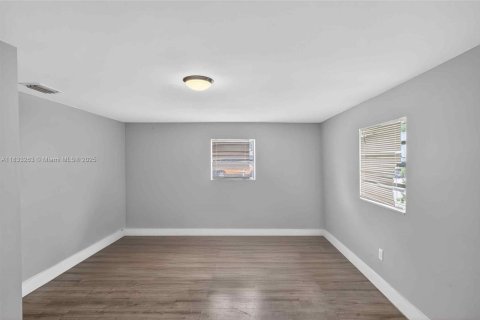 Villa ou maison à vendre à Miami, Floride: 4 chambres, 154.12 m2 № 1934895 - photo 13