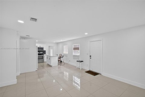 Villa ou maison à vendre à Miami, Floride: 4 chambres, 154.12 m2 № 1934895 - photo 3