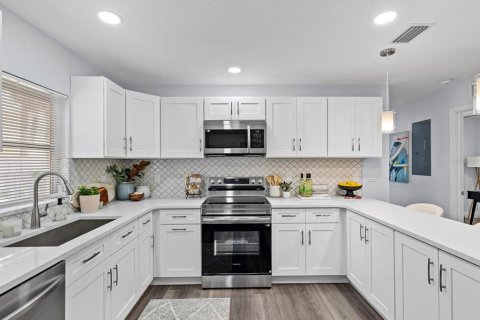 House in Tampa, Florida 4 bedrooms, 147.34 sq.m. № 2230204 - photo 7