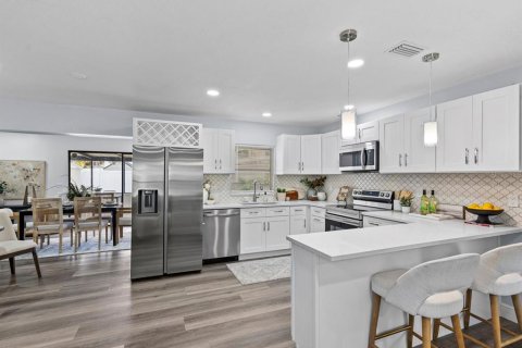 House in Tampa, Florida 4 bedrooms, 147.34 sq.m. № 2230204 - photo 6