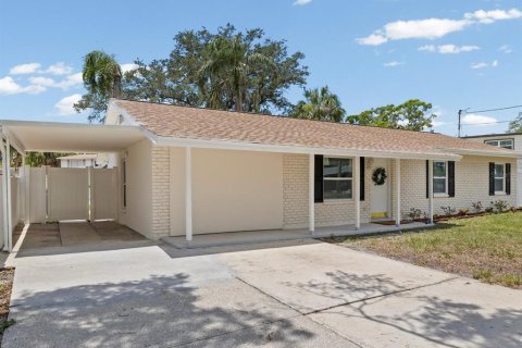 House in Tampa, Florida 4 bedrooms, 147.34 sq.m. № 2230204 - photo 3