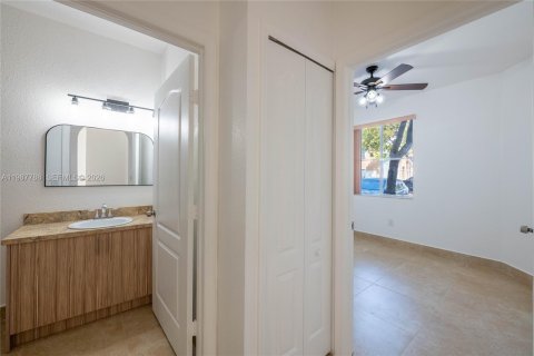 Снять в аренду квартиру в Хайалиа, Флорида 2 спальни, 83.05м2, № 2051160 - фото 9