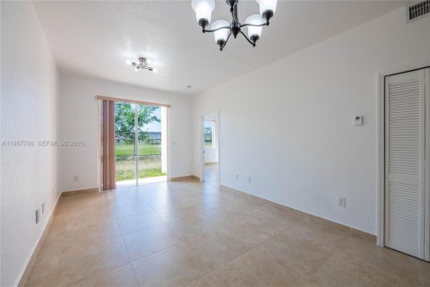 Снять в аренду квартиру в Хайалиа, Флорида 2 спальни, 83.05м2, № 2051160 - фото 4