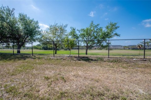 Снять в аренду квартиру в Хайалиа, Флорида 2 спальни, 83.05м2, № 2051160 - фото 14