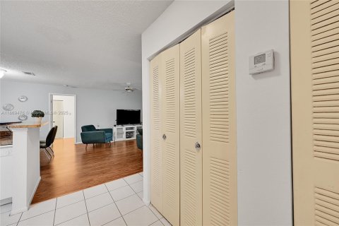 Купить кондоминиум в Корал-Спрингс, Флорида 2 спальни, 103.49м2, № 1928190 - фото 11