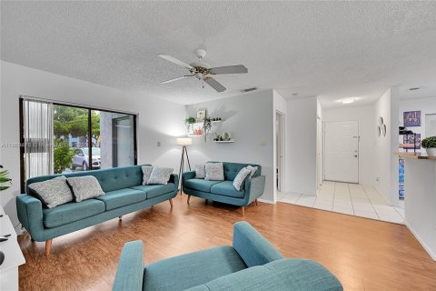 Купить кондоминиум в Корал-Спрингс, Флорида 2 спальни, 103.49м2, № 1928190 - фото 1