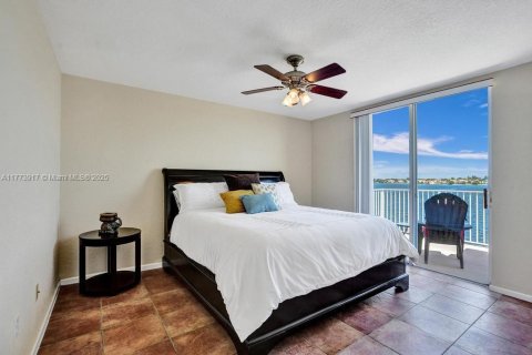 Casa en venta en Miramar, Florida, 5 dormitorios, 325.16 m2 № 1695957 - foto 22