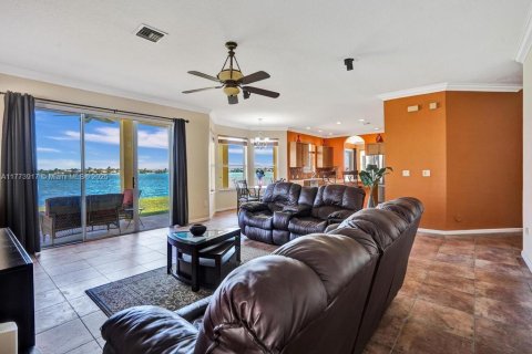Casa en venta en Miramar, Florida, 5 dormitorios, 325.16 m2 № 1695957 - foto 10