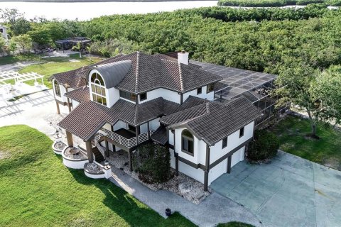 House in Terra Ceia, Florida 5 bedrooms, 359.9 sq.m. № 1742641 - photo 1