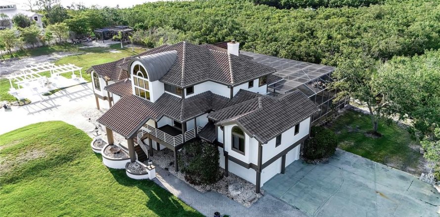 House in Terra Ceia, Florida 5 bedrooms, 359.9 sq.m. № 1742641