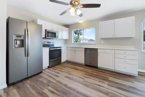 House in Port Charlotte, Florida 3 bedrooms, 111.67 sq.m. № 1679216 - photo 6