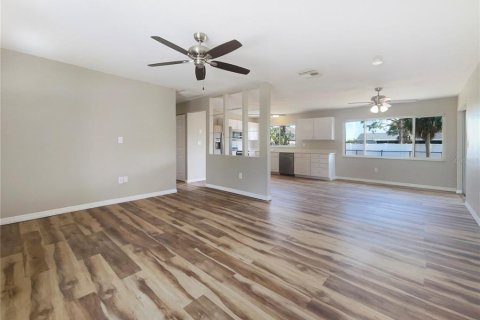 House in Port Charlotte, Florida 3 bedrooms, 111.67 sq.m. № 1679216 - photo 3
