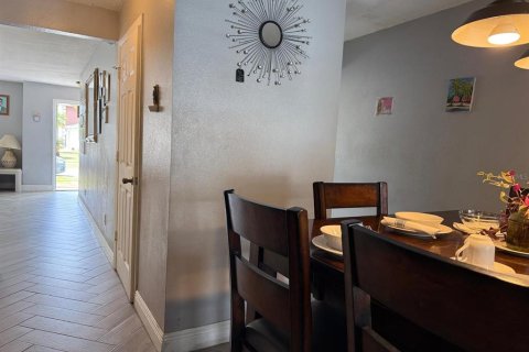 Casa en venta en Orlando, Florida, 4 dormitorios, 226.31 m2 № 1724520 - foto 3