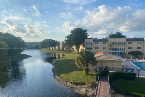 Copropriété à vendre à Tamarac, Floride: 2 chambres, 81.75 m2 № 1988205 - photo 1