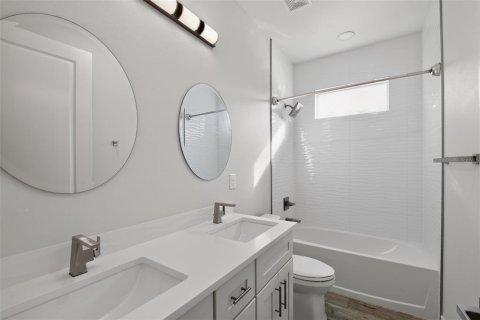 House in North Port, Florida 3 bedrooms, 161.28 sq.m. № 2225639 - photo 26
