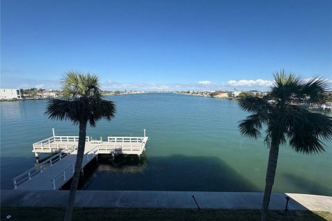 Condo in Saint Pete Beach, Florida, 1 bedroom  № 1788219 - photo 1