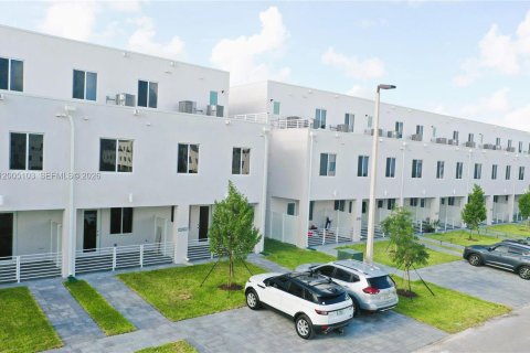 Condo in Doral, Florida, 3 bedrooms in LANDMARK  № 2170582 - photo 18