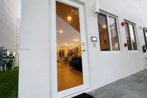Condo in Doral, Florida, 3 bedrooms in LANDMARK  № 2170582 - photo 2