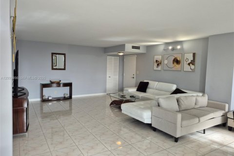 Купить кондоминиум в Халландейл-Бич, Флорида 2 спальни, 126.16м2, № 2065302 - фото 2