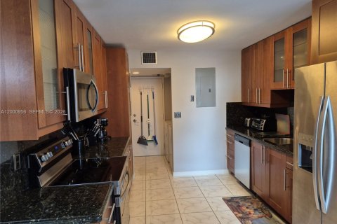 Купить кондоминиум в Халландейл-Бич, Флорида 2 спальни, 126.16м2, № 2065302 - фото 16