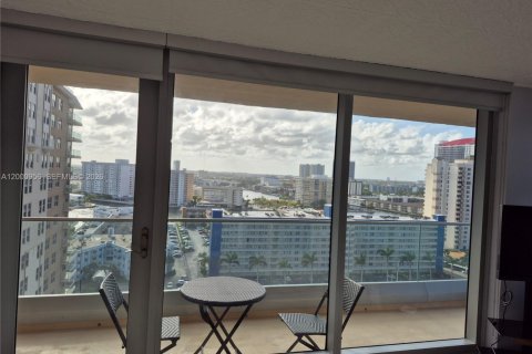 Купить кондоминиум в Халландейл-Бич, Флорида 2 спальни, 126.16м2, № 2065302 - фото 7