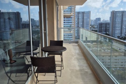 Купить кондоминиум в Халландейл-Бич, Флорида 2 спальни, 126.16м2, № 2065302 - фото 11