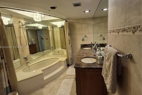 Купить кондоминиум в Халландейл-Бич, Флорида 2 спальни, 126.16м2, № 2065302 - фото 27